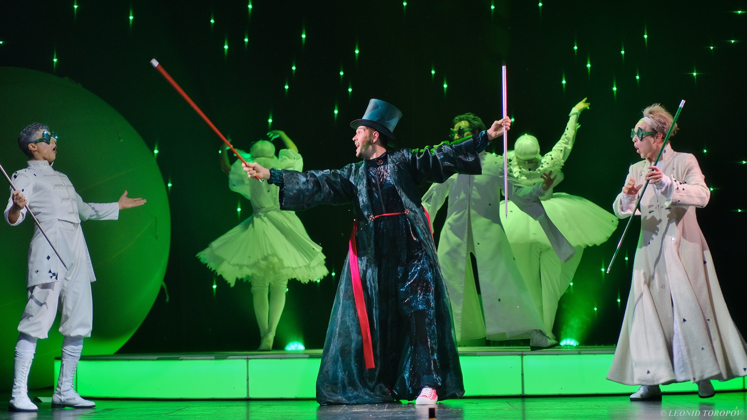 Спектакль «Волшебник Изумрудного города» в Театре комедии им. Акимова Спектакль «Волшебник Изумрудного города» в Театре комедии им. Акимова