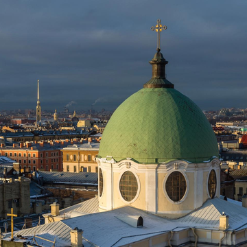 Групповая экскурсия «Открывая Петербург: витражи парадных, лабиринты дворов и романтика крыш» со скидкой 30%