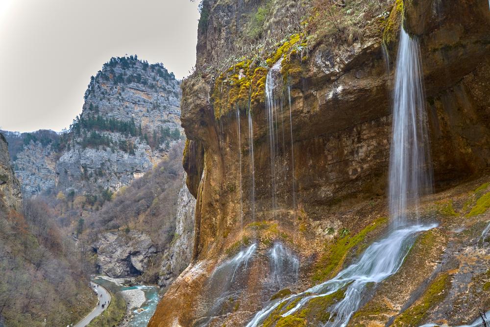 Мини юбка мен шұлық киген жалаңаш қыздардың суреттері