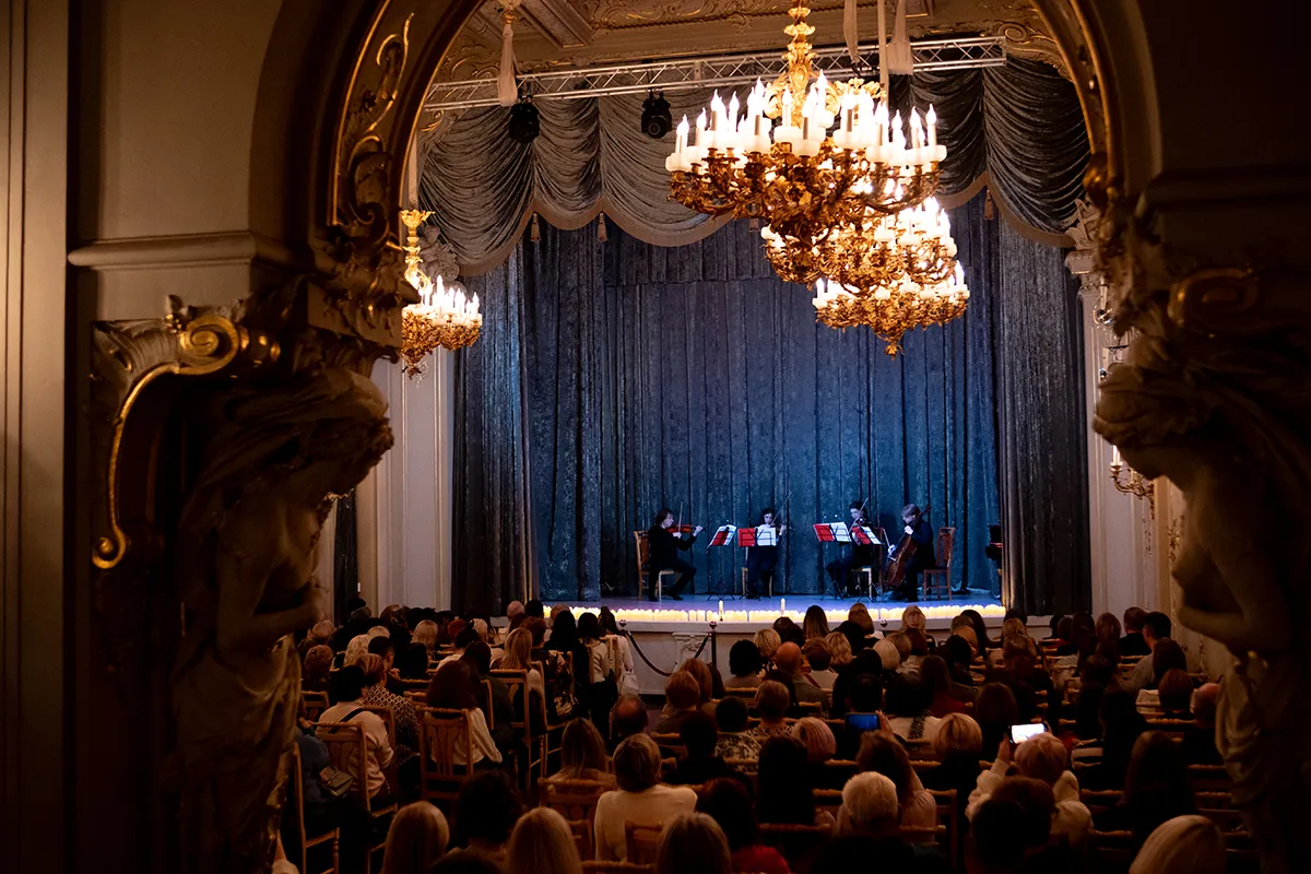 Концерт «Саундтреки из кино при свечах» с экскурсией по дворцу со скидкой 40%