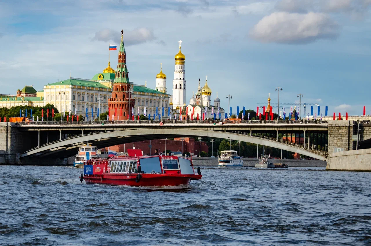 Речной круиз по центру Москвы вокруг Золотого острова от причала «Патриарший» со скидкой 50%