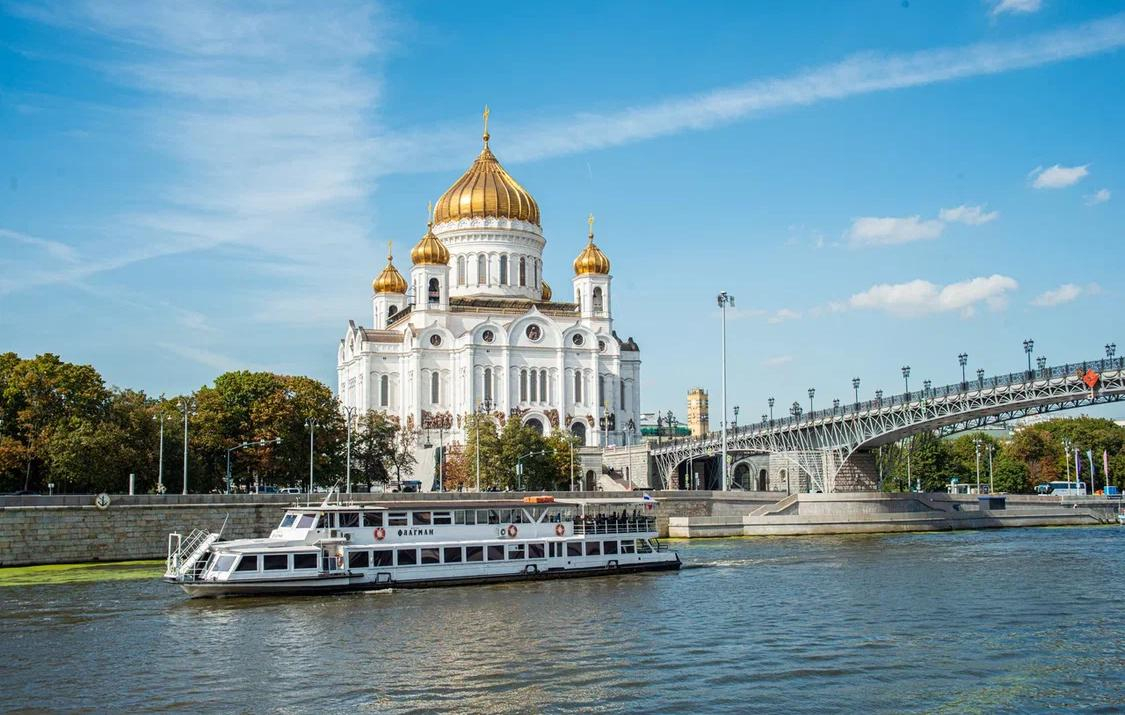 Прогулка по круговому маршруту на комфортабельном теплоходе «Флагман» от причала «Китай-города/Устьинского моста» со скидкой 25%