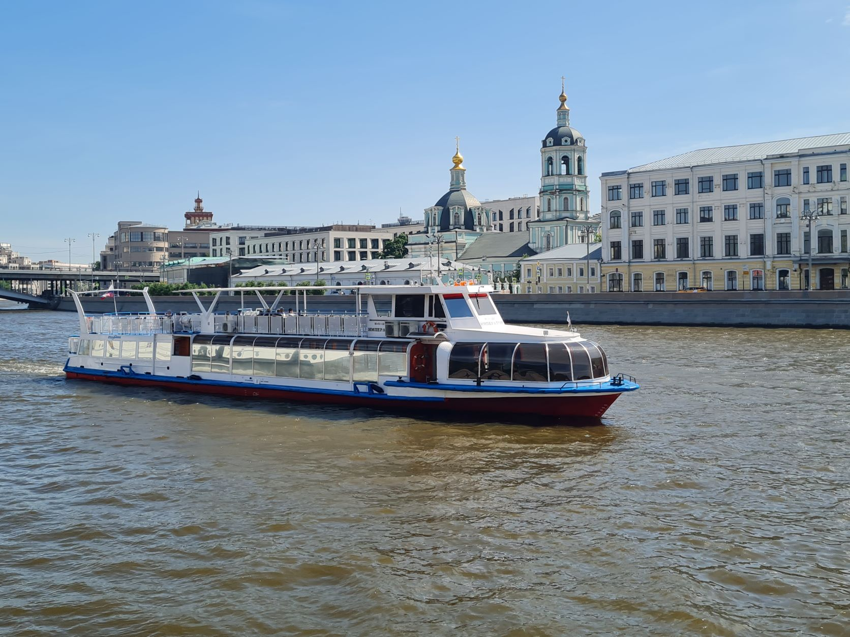 Речная прогулка на панорамном теплоходе «Император» с аудиогидом по центру Москвы по маршруту Воробьёвы горы — парк «Зарядье»