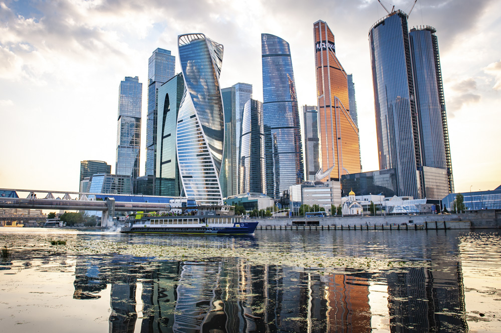 Обзорная речная прогулка от Москва-Сити до Парка культуры со скидкой 50%