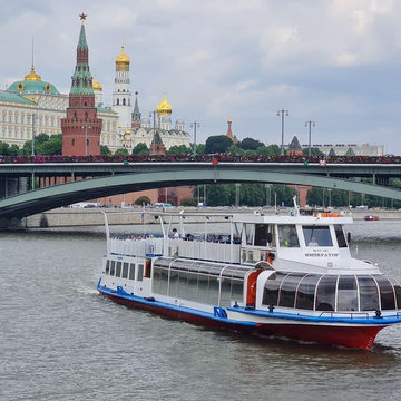Речная прогулка на панорамном теплоходе «Император» с аудиогидом по всему центру Москвы от Киевского вокзала до парка «Зарядье»