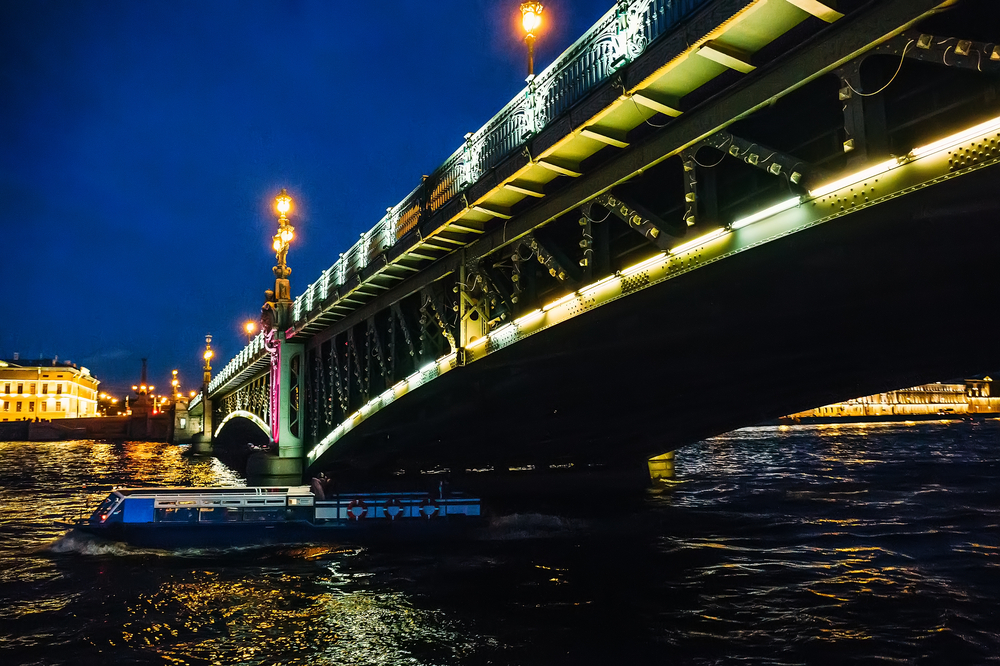 «Мосты над Невой»: ночная прогулка на развод мостов на однопалубном теплоходе со скидкой 42%