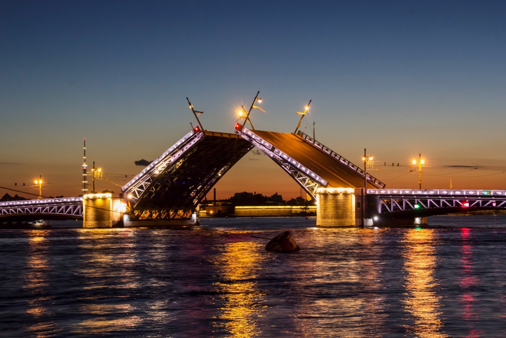 Ночная прогулка на однопалубном теплоходе по рекам и каналам с просмотром разведения мостов со скидкой 30%