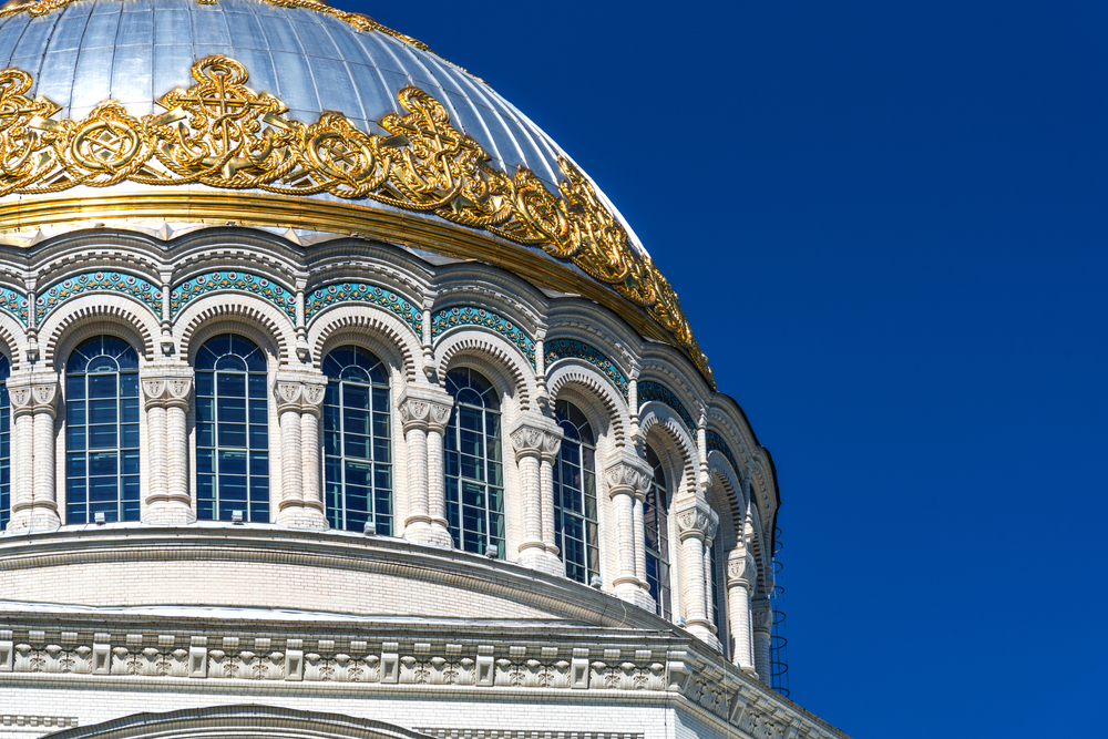 Автобусная экскурсия по Кронштадту «Морской собор и парк «Остров фортов» со скидкой 48%