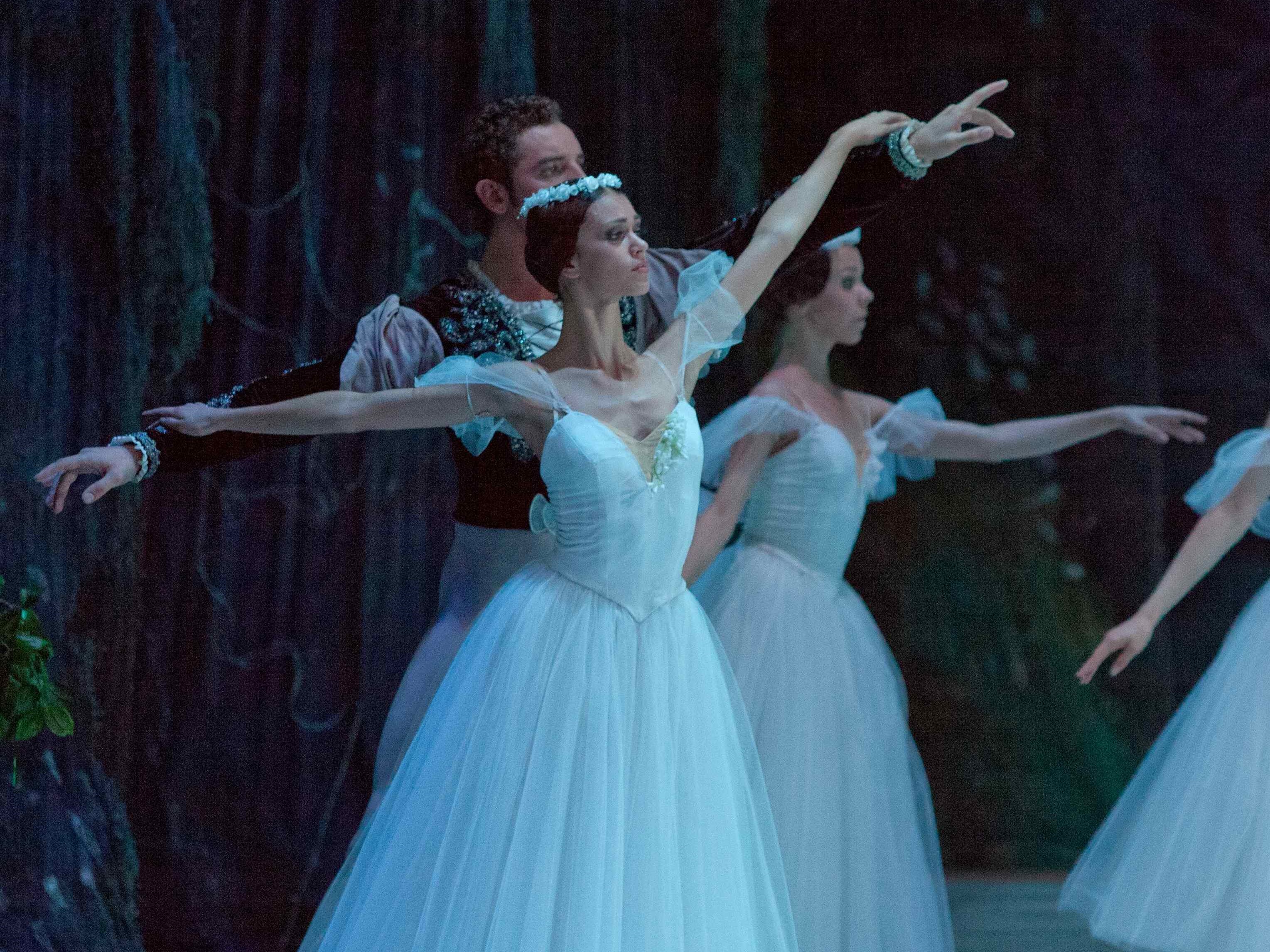 Мстительные духи, лилии и вечная любовь: символизм балета «Жизель»