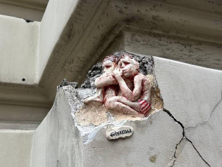 Скульптуры в трещинах домов Петербурга: фото и адреса
