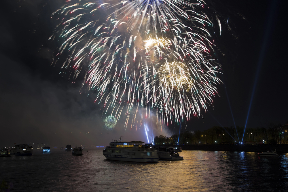 Прогулочный рейс «Песни победы» с просмотром салюта Прогулочный рейс «Песни победы» с просмотром салюта