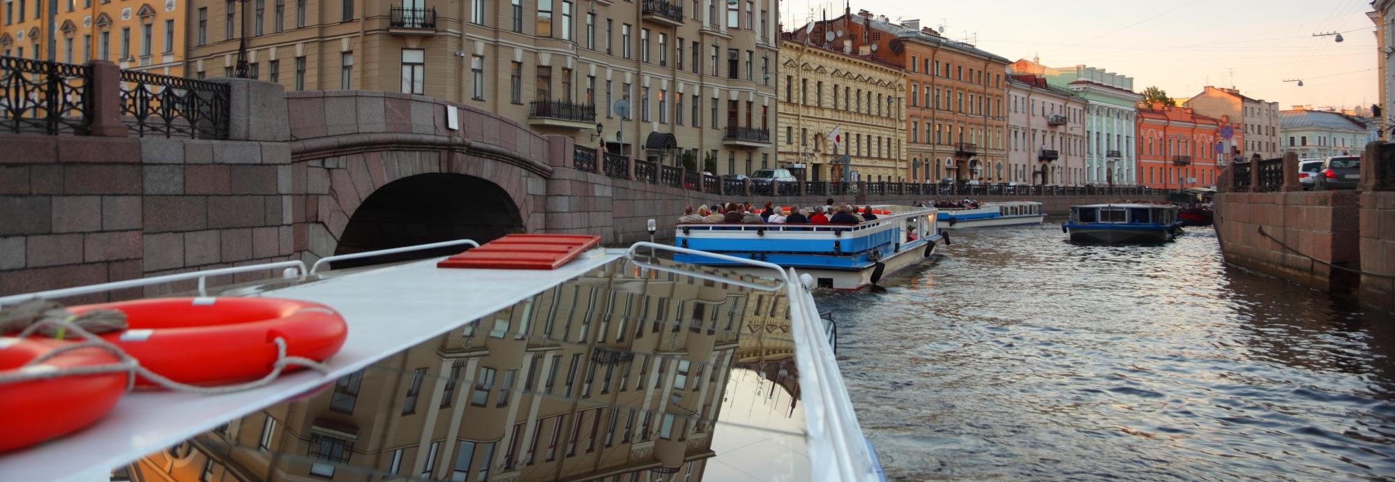 Экскурсия по рекам и каналам Санкт-Петербурга со скидкой до 61%