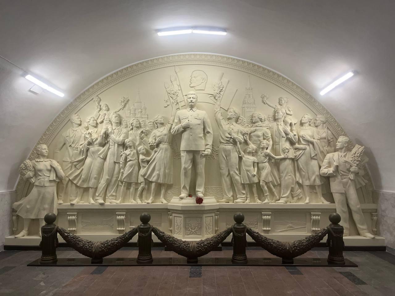 В метро Москвы появился памятник Сталину