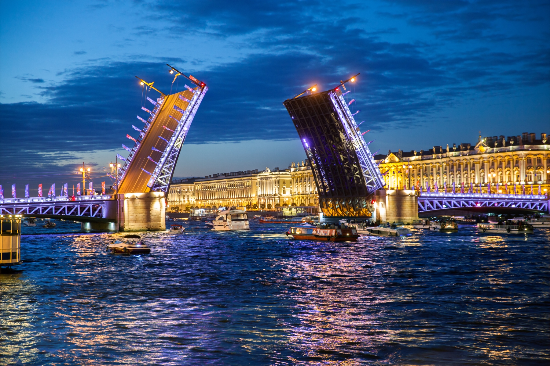 Ночные прогулки на теплоходе «Петербургские разводные мосты» со скидкой 48%