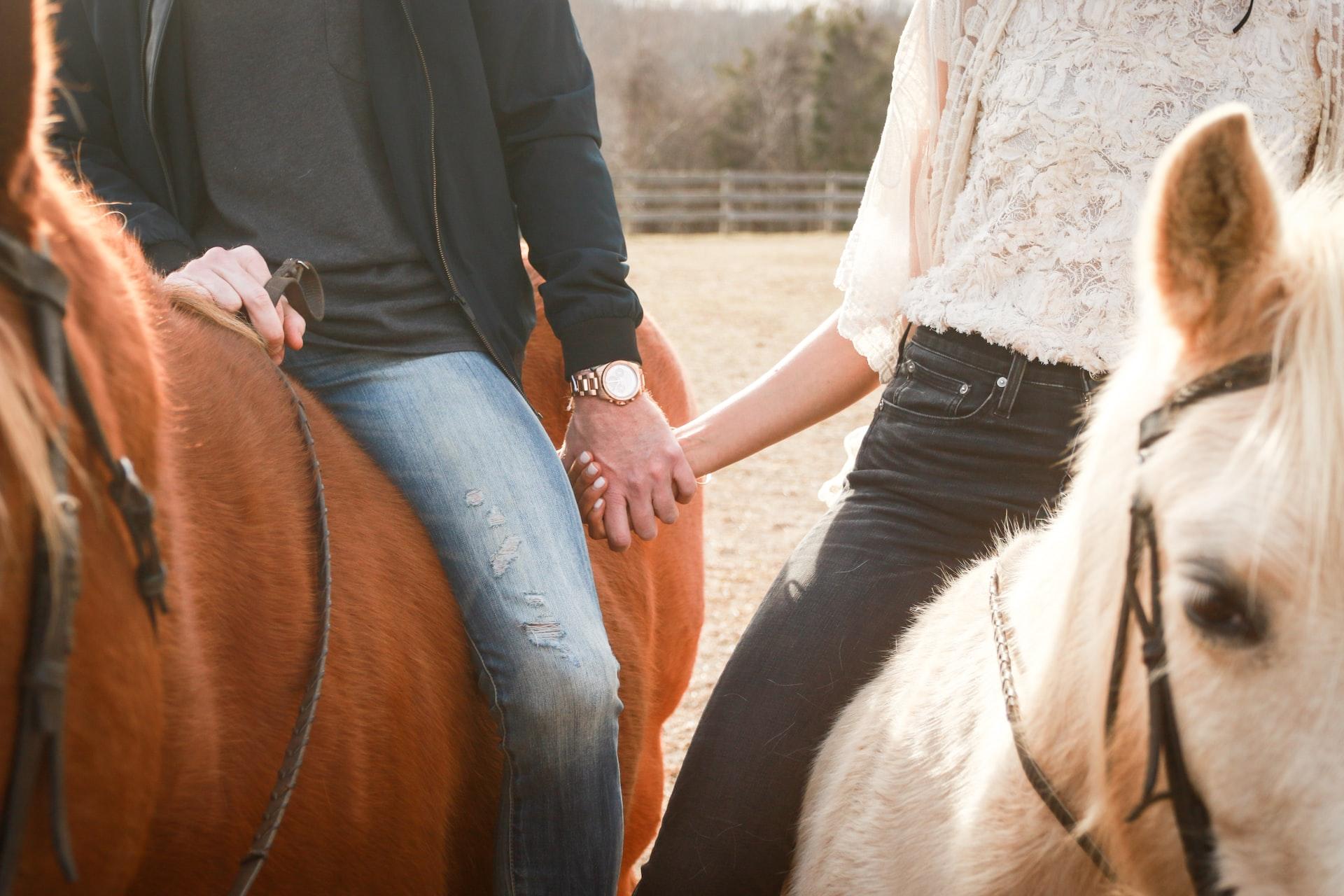Романтическая прогулка на лошадях для двоих в конном клубе «Космос» со скидкой 57%