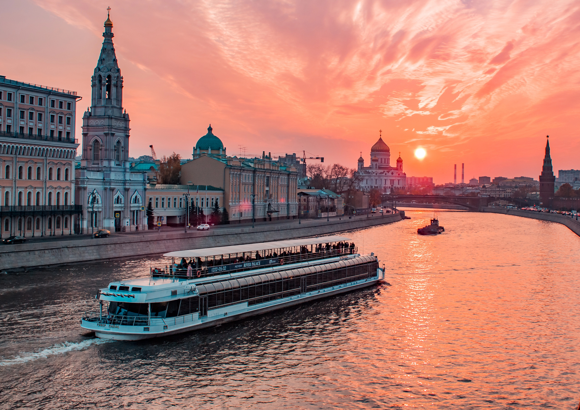 Последний звонок на комфортабельном теплоходе «Прага» с фуршетом Последний звонок на комфортабельном теплоходе «Прага» с фуршетом